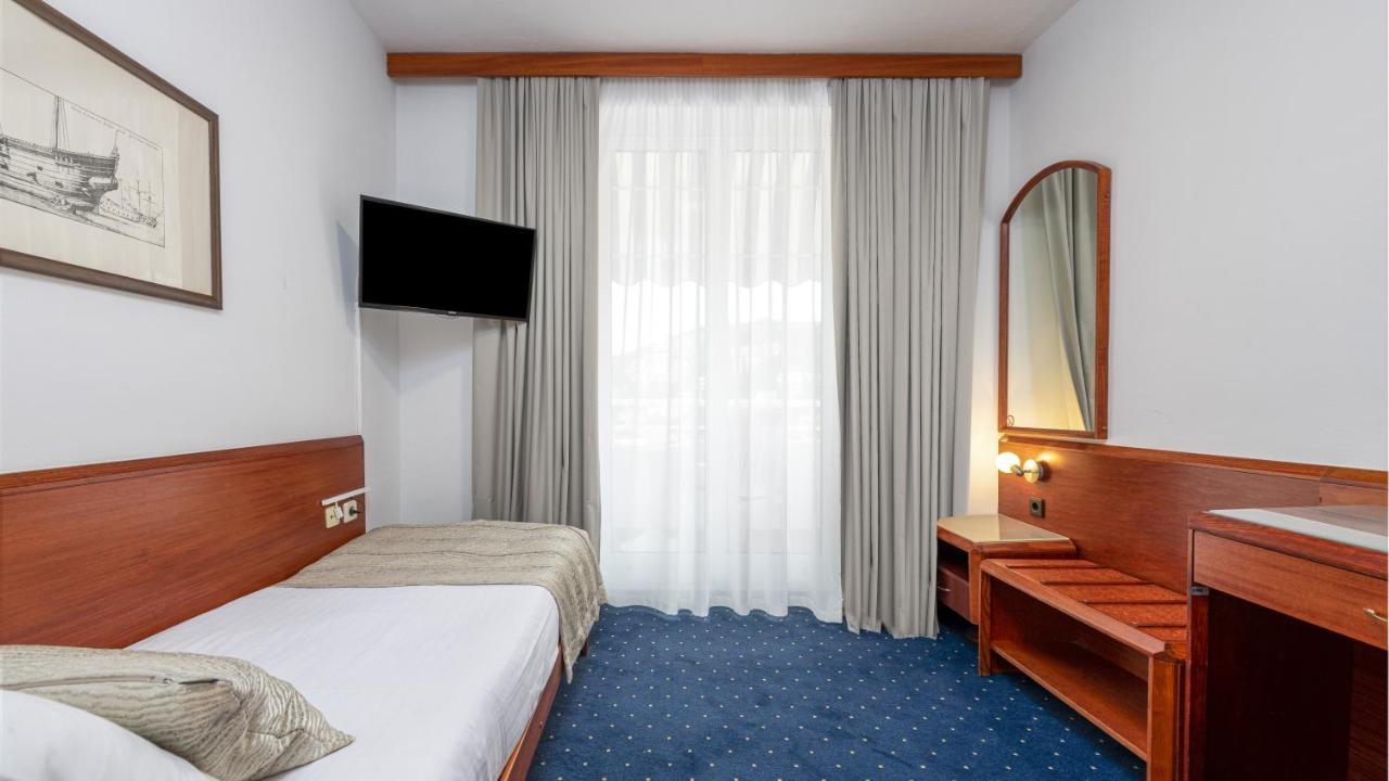 Hotel Komodor Дубровник Екстериор снимка